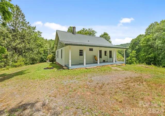 Photo 4 of Single family home for sale at 586 Olivet Church Rd, Whittier, NC 28789 | MLS# 4396175 | Listing updated on 2026-10-15