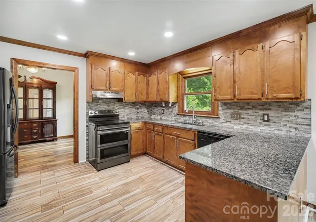 Photo 3 of Single family home for sale at 3017 Mill Strm Ct, Matthews, NC 28104 | MLS# 4396234 | Listing updated on 2026-10-16