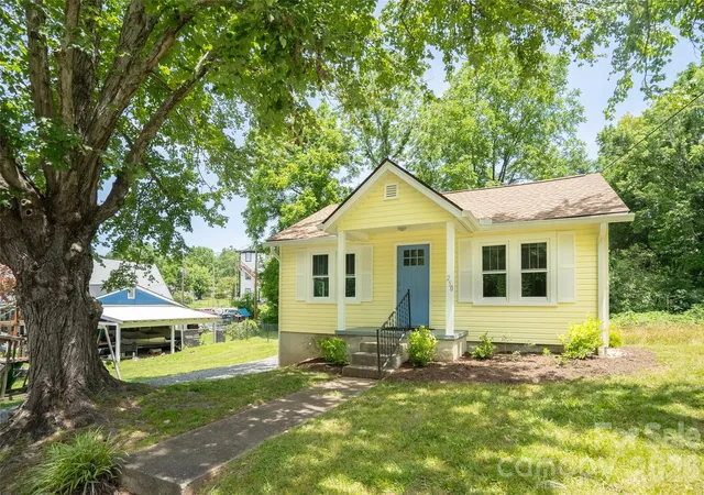 Homes for sale in Brevard, NC | 250 Oakdale St, Brevard, NC 28712 | MLS# 4396245