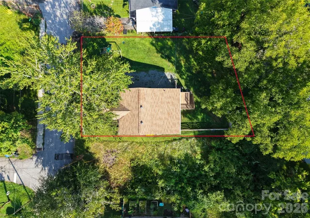 Photo 2 of Single family home for sale at 250 Oakdale St, Brevard, NC 28712 | MLS# 4396245 | Listing updated on 2026-08-28
