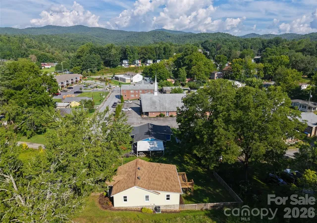 Photo 3 of Single family home for sale at 250 Oakdale St, Brevard, NC 28712 | MLS# 4396245 | Listing updated on 2026-08-28