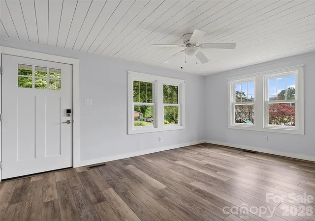 Photo 4 of Single family home for sale at 250 Oakdale St, Brevard, NC 28712 | MLS# 4396245 | Listing updated on 2026-08-28