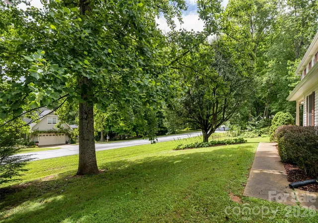 Photo 3 of Single family home for sale at 204 Windsor Forest Cir, Fletcher, NC 28732 | MLS# 4396269 | Listing updated on 2026-09-29