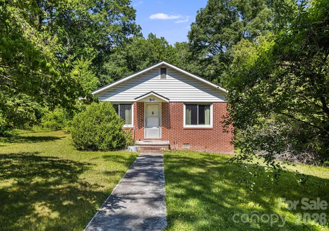 1st image of 917 Fassifern Ct, Hendersonville, NC 28791 | MLS# 4396297