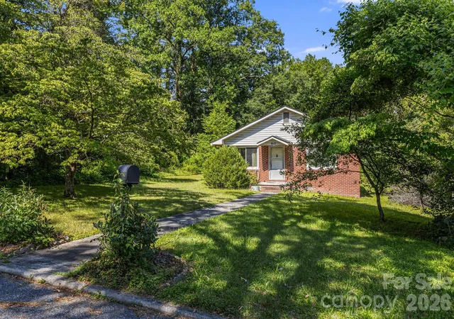 3rd image of 917 Fassifern Ct, Hendersonville, NC 28791 | MLS# 4396297