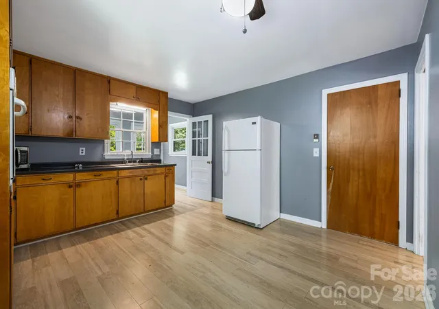 4th image of 917 Fassifern Ct, Hendersonville, NC 28791 | MLS# 4396297