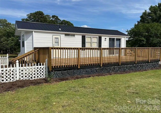 Homes for sale in New London, NC | 143 Dove St, New London, NC 28127 | MLS# 4396307