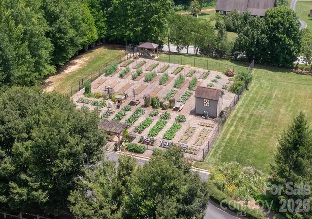 47th image of 2204 E Cumming Woods Ln, Hendersonville, NC 28739 | MLS# 4396314