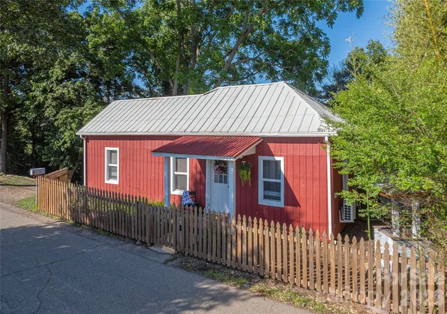 4th image of 261 Star Ridge Rd, Canton, NC 28716 | MLS# 4396365
