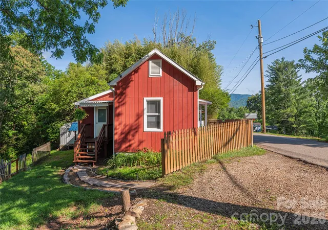 Photo 3 of Single family home for sale at 261 Star Ridge Rd, Canton, NC 28716 | MLS# 4396365 | Listing updated on 2026-09-14