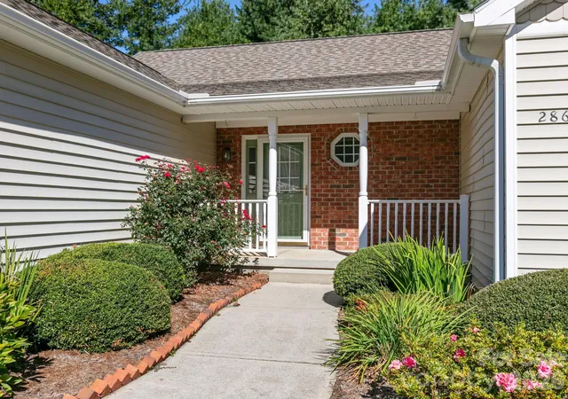 Photo 4 of Townhouse for sale at 286 Charlestown Dr, Hendersonville, NC 28792 | MLS# 4396372 | Listing updated on 2026-10-05