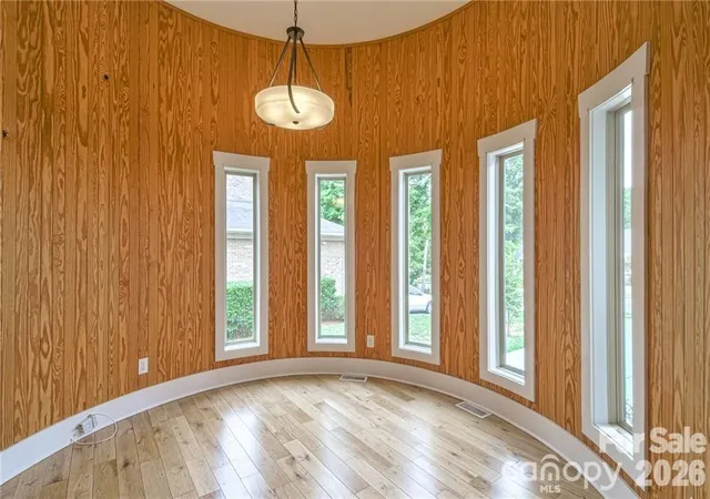 Photo 4 of Single family home for sale at 10136 Fairlea Dr, Charlotte, NC 28269 | MLS# 4396376 | Listing updated on 2026-06-24