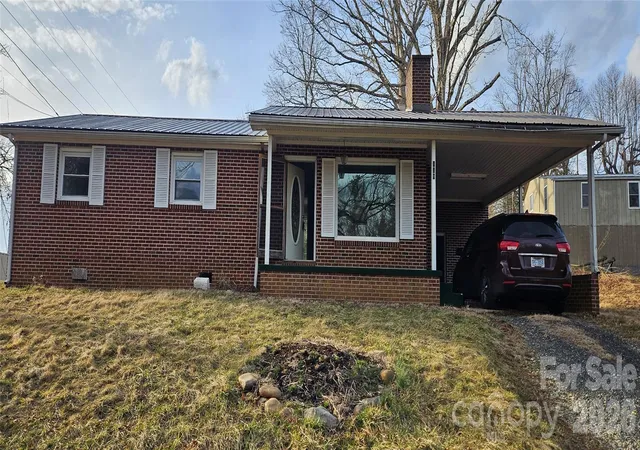 Homes for sale in Spruce Pine, NC | 183 Maple Rd, Spruce Pine, NC 28777 | MLS# 4396394