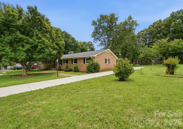 Photo 2 of Single family home for sale at 6108 Mallard Dr, Charlotte, NC 28227 | MLS# 4396420 | Listing updated on 2026-08-17