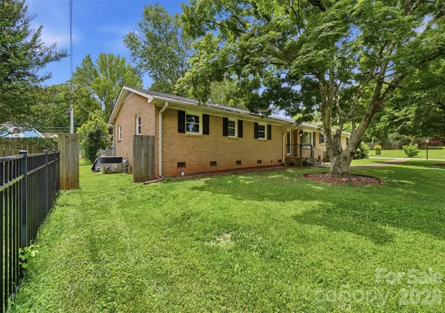 Photo 3 of Single family home for sale at 6108 Mallard Dr, Charlotte, NC 28227 | MLS# 4396420 | Listing updated on 2026-08-17