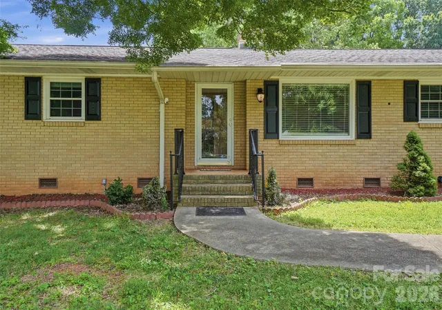 Photo 3 of Single family home for sale at 6108 Mallard Dr, Charlotte, NC 28227 | MLS# 4396420 | Listing updated on 2026-08-17