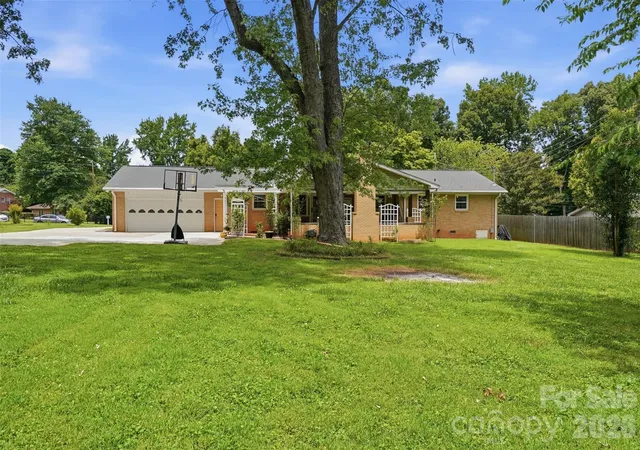 Photo 4 of Single family home for sale at 6108 Mallard Dr, Charlotte, NC 28227 | MLS# 4396420 | Listing updated on 2026-08-17
