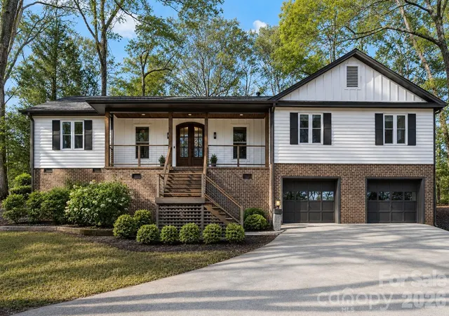 Homes for sale in Lake Wylie, SC | 16 Tanglewood Rd, Lake Wylie, SC 29710 | MLS# 4396441