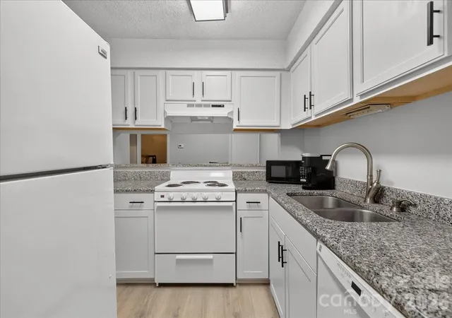 Listing Photo 4 - Condo for sale in building located at 1608 Sharon Rd W, Charlotte, NC 28210 - Unit #47