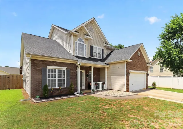 Photo 1 of Single family home for sale at 7613 Deluca Dr, Charlotte, NC 28215 | MLS# 4396462 | Listing updated on 2026-10-06
