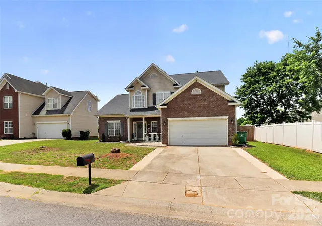 Photo 2 of Single family home for sale at 7613 Deluca Dr, Charlotte, NC 28215 | MLS# 4396462 | Listing updated on 2026-10-06