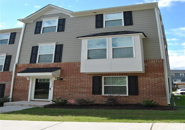 Photo 2 of Townhouse for sale at 1946 Tupelo Grv Ln, Gastonia, NC 28054 | MLS# 4396480 | Listing updated on 2026-08-14