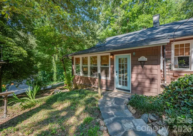 Photo 2 of Single family home for sale at 415 E Lakeshore Dr, Landrum, SC 29356 | MLS# 4396490 | Listing updated on 2026-10-20