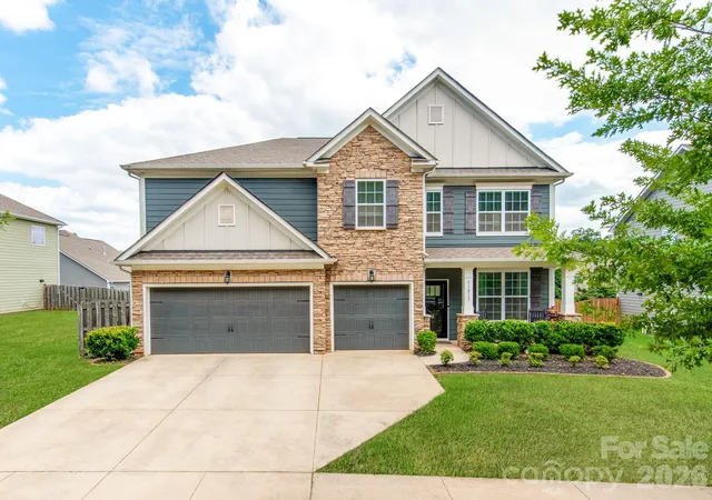 Photo 1 of Single family home for sale at 11013 Charmont Pl, Huntersville, NC 28078 | MLS# 4396560 | Listing updated on 2026-10-06