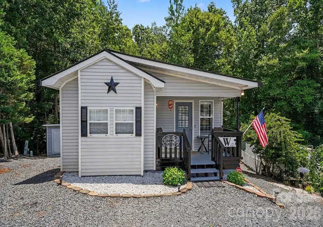 Homes for sale in New London, NC | 113 Lake View Dr, New London, NC 28127 | MLS# 4396569