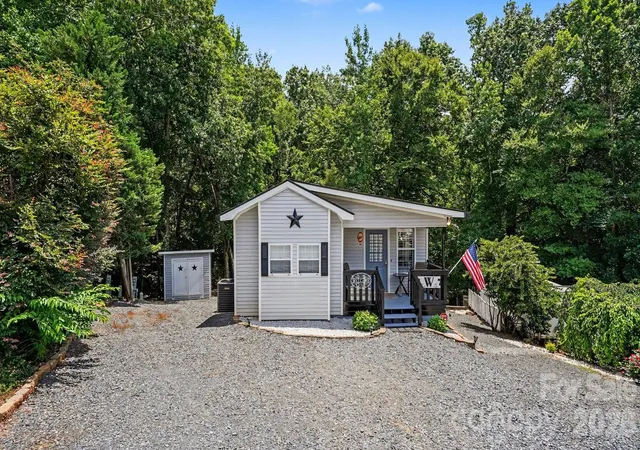 Homes for sale in New London, NC | 113 Lake View Dr, New London, NC 28127 | MLS# 4396569
