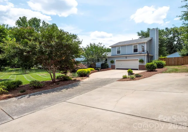 Photo 5 of Single family home for sale at 1641 Brook Dr, Fort Mill, SC 29708 | MLS# 4396674 | Listing updated on 2026-09-03