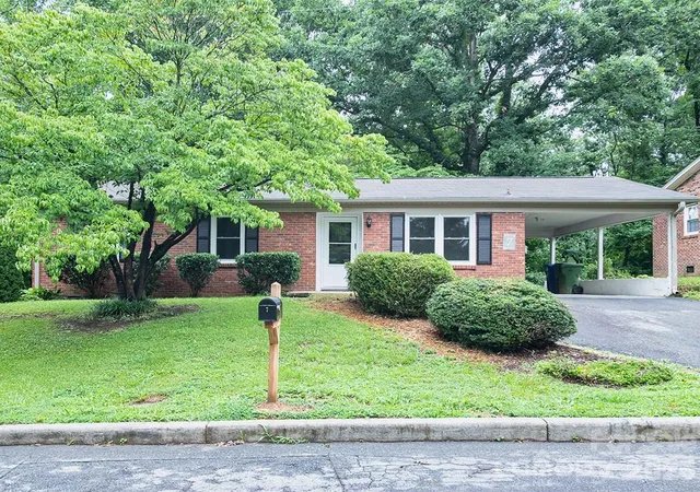 Photo 2 of Single family home for sale at 7 Brookshire St Ext, Asheville, NC 28803 | MLS# 4396691 | Listing updated on 2026-09-21