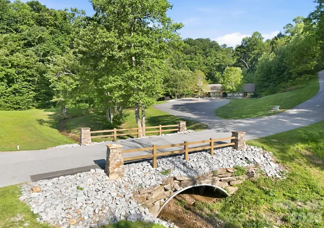 Homes for sale in Hendersonville, NC | 17 Sunny Morning Ct, Hendersonville, NC 28792 | MLS# 4396754