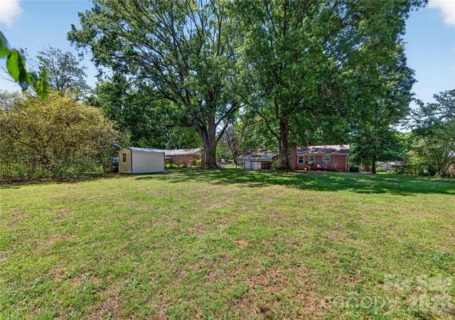 Photo 1 of Single family home for sale at 4400 Hamilton Cir, Charlotte, NC 28216 | MLS# 4396765 | Listing updated on 2026-10-01