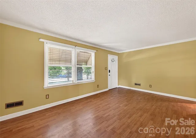 Photo 3 of Single family home for sale at 4400 Hamilton Cir, Charlotte, NC 28216 | MLS# 4396765 | Listing updated on 2026-10-01
