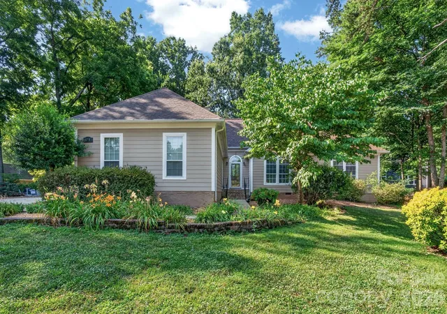 Photo 3 of Single family home for sale at 12500 Cedarford Ct, Huntersville, NC 28078 | MLS# 4396808 | Listing updated on 2026-09-14