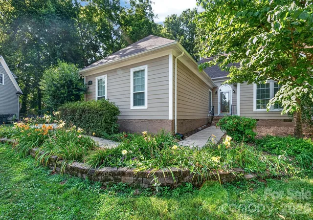 Photo 3 of Single family home for sale at 12500 Cedarford Ct, Huntersville, NC 28078 | MLS# 4396808 | Listing updated on 2026-09-14