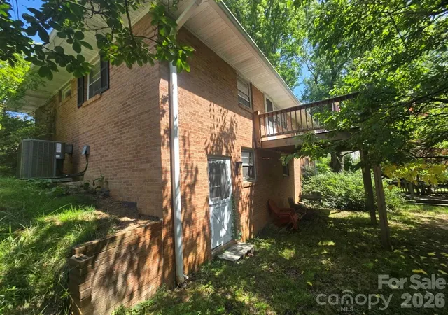 Photo 4 of Single family home for sale at 629 Willow Rd, Hendersonville, NC 28739 | MLS# 4396898 | Listing updated on 2026-10-14