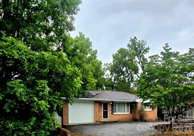 Photo 3 of Single family home for sale at 629 Willow Rd, Hendersonville, NC 28739 | MLS# 4396898 | Listing updated on 2026-08-22