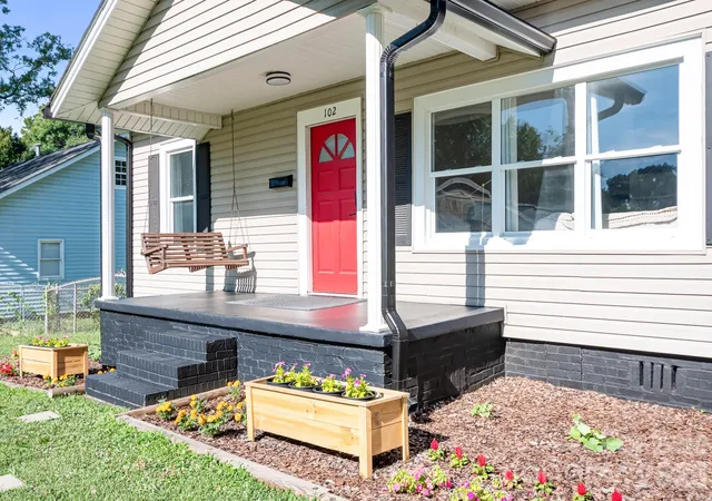 Photo 3 of Single family home for sale at 102 Madora St, Mount Holly, NC 28120 | MLS# 4396928 | Listing updated on 2026-09-28
