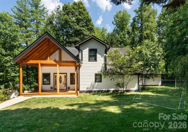 Photo 2 of Single family home for sale at 86 Holiday Dr, Hendersonville, NC 28739 | MLS# 4396947 | Listing updated on 2026-10-06