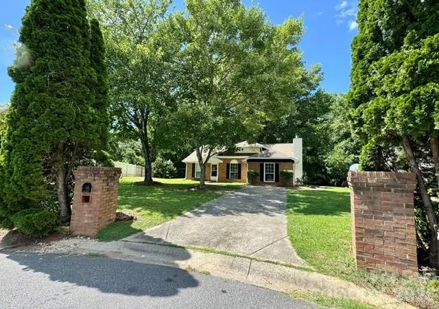 Photo 3 of Single family home for sale at 8029 Glencannon Dr, Charlotte, NC 28227 | MLS# 4396976 | Listing updated on 2026-08-20