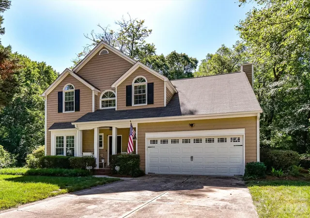 Photo 3 of Single family home for sale at 4411 Poplar Grv Dr, Charlotte, NC 28269 | MLS# 4396983 | Listing updated on 2026-09-10