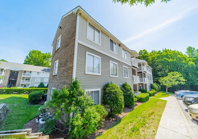 Listing Photo 4 - Condo for sale in building located at 9519 University Ter Dr, Charlotte, NC 28262 - Unit #A