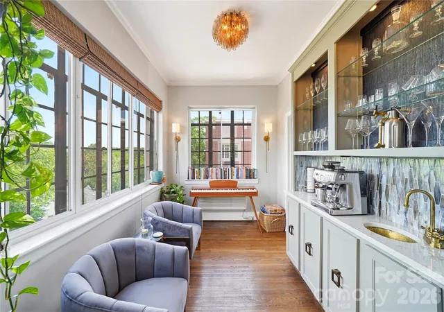 3rd image of 301 W 10th St, Newton, NC 28202