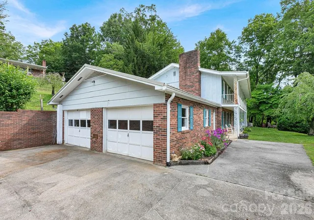 Homes for sale in Brevard, NC | 106 Flora Lina Dr, Brevard, NC 28712 | MLS# 4397002