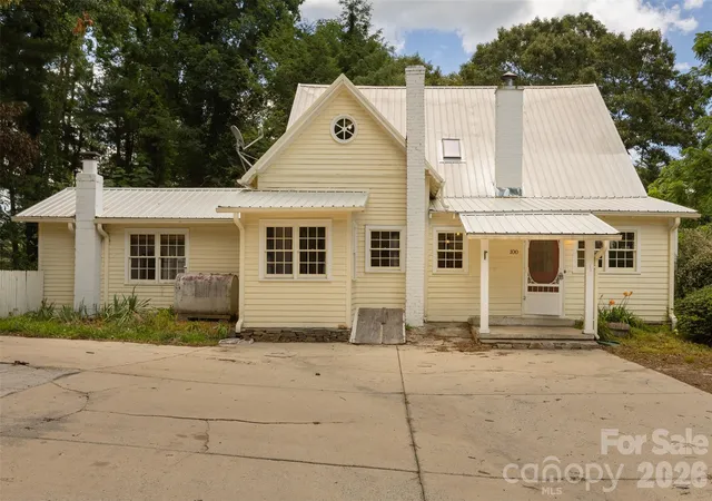 Photo 1 of Single family home for sale at 100 Cannon Dr, Hendersonville, NC 28792 | MLS# 4397088 | Listing updated on 2026-09-02