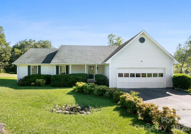 Photo 3 of Single family home for sale at 1 Strathmore Dr, Arden, NC 28704 | MLS# 4397102 | Listing updated on 2026-09-06