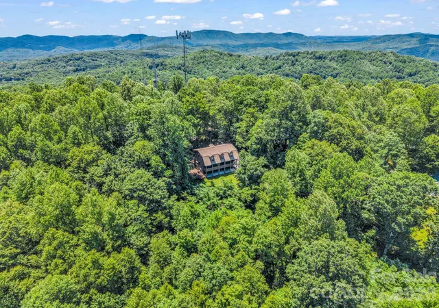 Photo 4 of Single family home for sale at 122 Birchwood Dr, Hendersonville, NC 28739 | MLS# 4397115 | Listing updated on 2026-08-02
