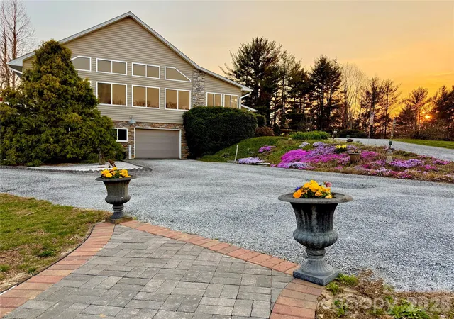 Photo 3 of Sale Pending at 150 Hobby Horse Ln, Hendersonville, NC 28792 | MLS# 4397128 | Listing updated on 2026-08-27